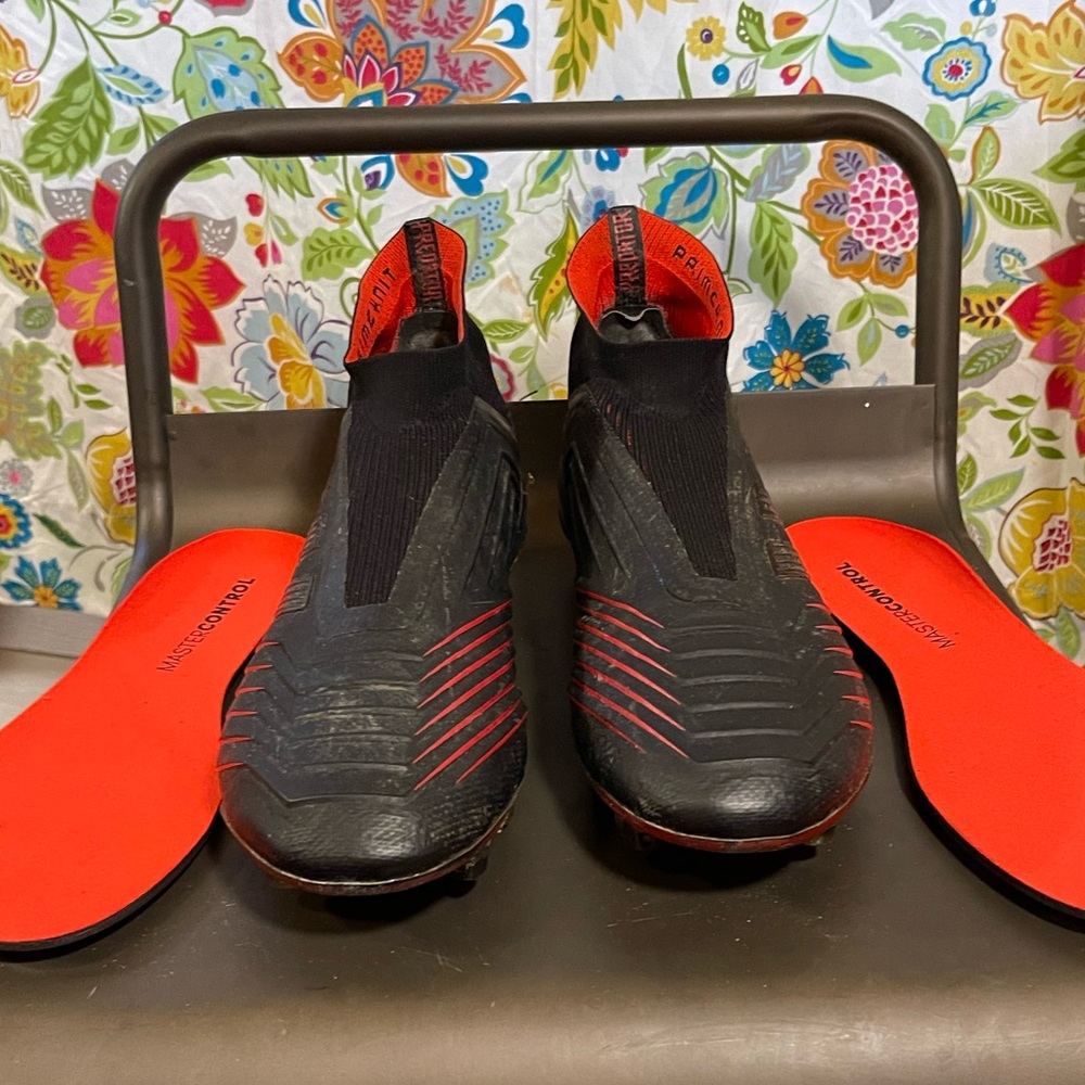 Adidas Predator 19+ cleats Size 9